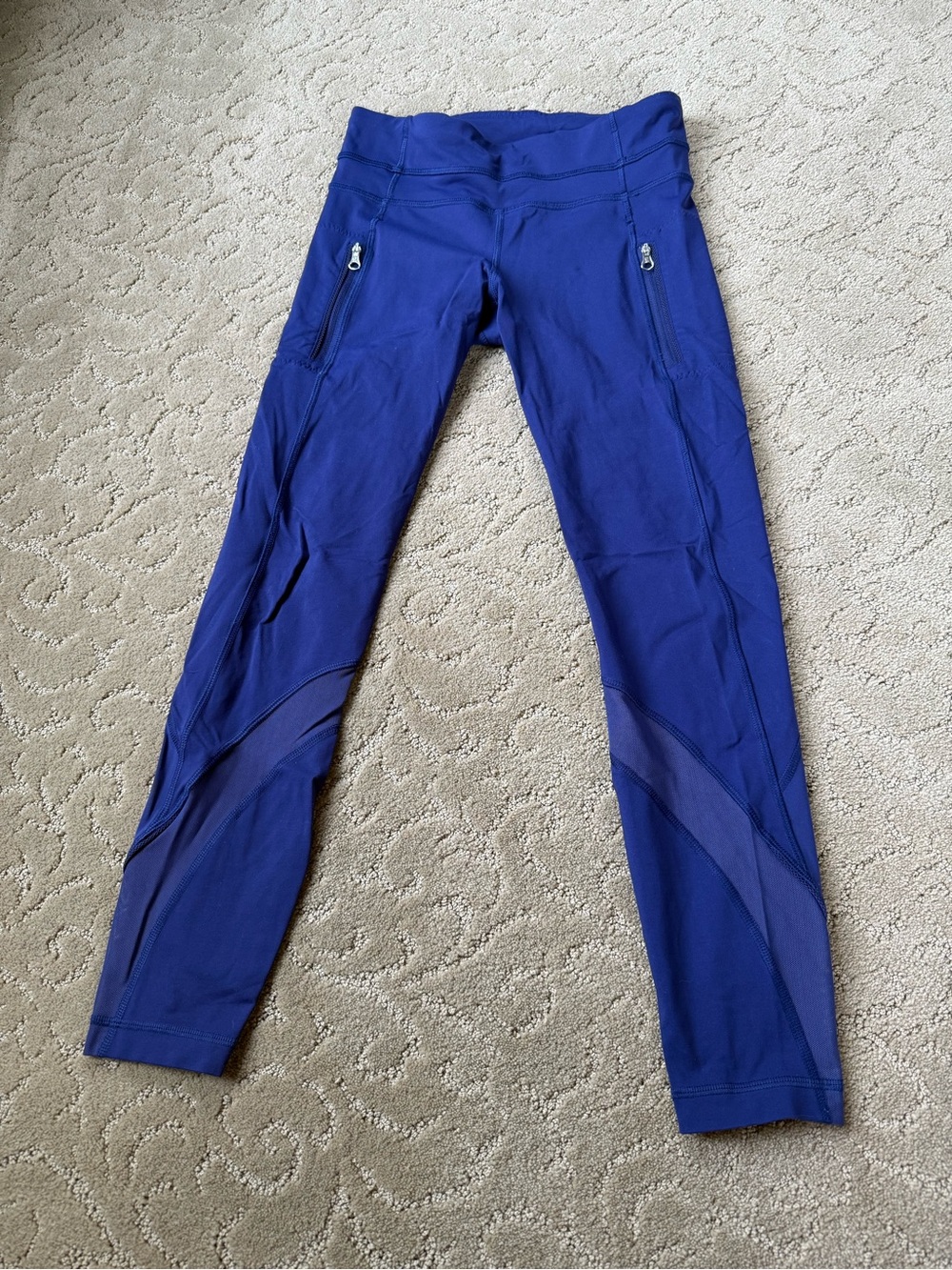 Size 4 Lululemon Blue/Purple Athletic Leggings with Mesh Panels and 5 pockets!